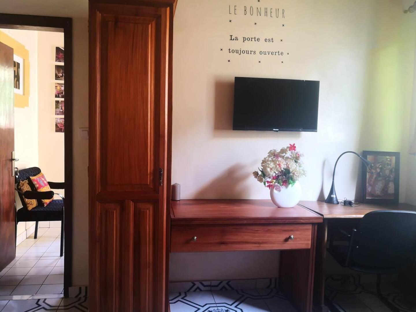 Tout Confort Avec Jardin Entree Bastos Yaoundé Exteriör bild